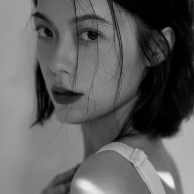 精选冷艳黑白真人女生头像(图61)
