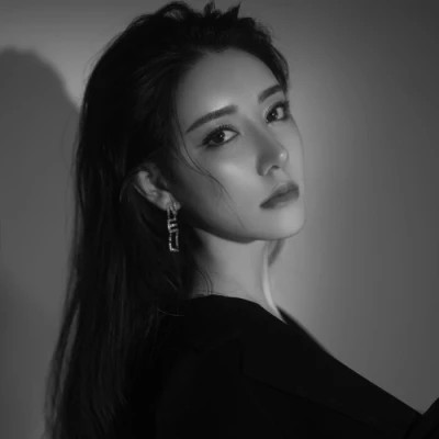 超酷高冷黑白女生头像(图61)