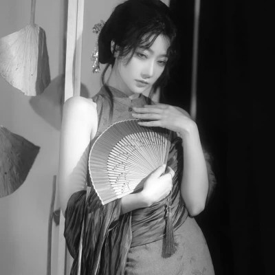 精选冷艳黑白真人女生头像(图57)