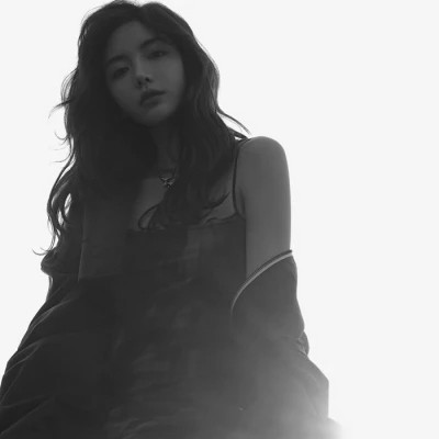 超酷高冷黑白女生头像(图66)