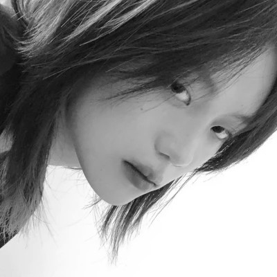 超酷高冷黑白女生头像(图49)