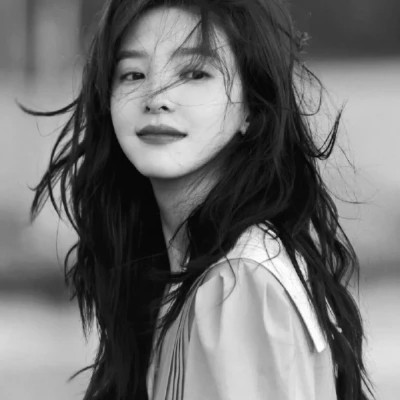 精选冷艳黑白真人女生头像(图38)