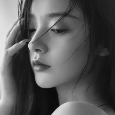 精选冷艳黑白真人女生头像(图73)