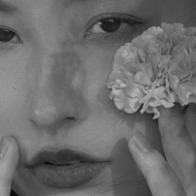 超酷高冷黑白女生头像(图50)