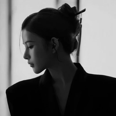 黑白美女高冷头像(图78)