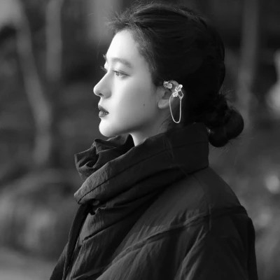 精选冷艳黑白真人女生头像(图59)