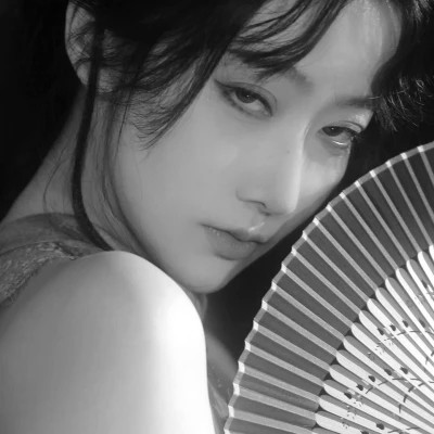 精选冷艳黑白真人女生头像(图55)