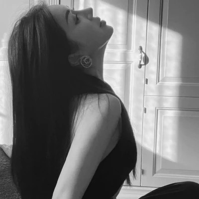 精选冷艳黑白真人女生头像(图60)
