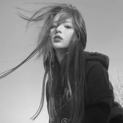 超酷高冷黑白女生头像(图56)