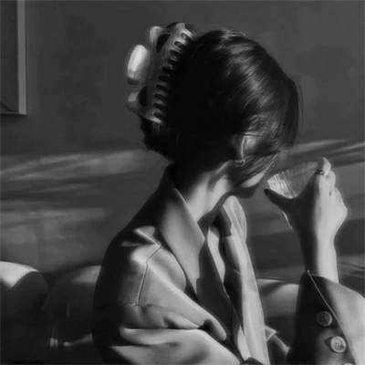 精选冷艳黑白真人女生头像(图70)