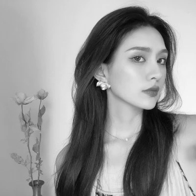 超酷高冷黑白女生头像(图75)
