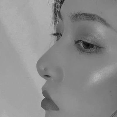 超酷高冷黑白女生头像(图52)