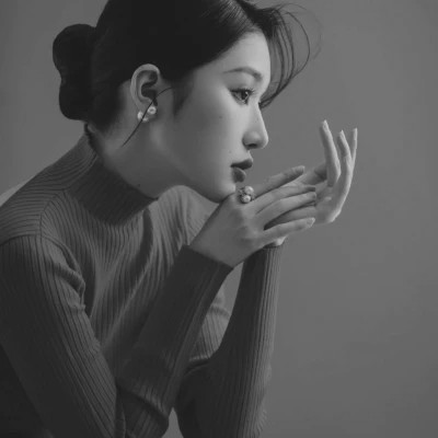 精选冷艳黑白真人女生头像(图49)