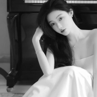 精选冷艳黑白真人女生头像(图37)
