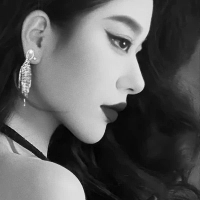 精选冷艳黑白真人女生头像(图45)