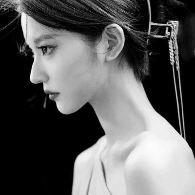 高冷女神范黑白冷淡风头像(图50)