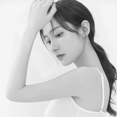 精选冷艳黑白真人女生头像(图68)