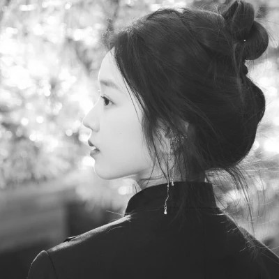 精选冷艳黑白真人女生头像(图40)