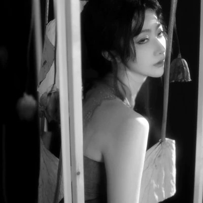 精选冷艳黑白真人女生头像(图56)