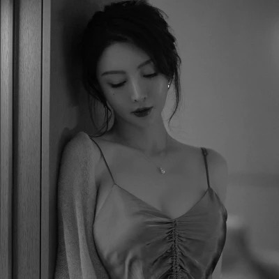 超酷高冷黑白女生头像(图74)