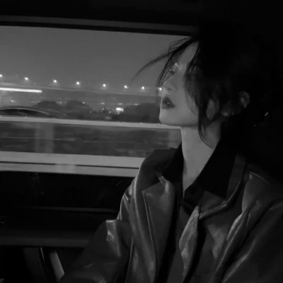 精选冷艳黑白真人女生头像(图52)