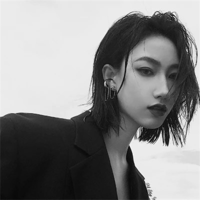 超酷高冷黑白女生头像(图58)