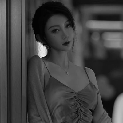 超酷高冷黑白女生头像(图73)