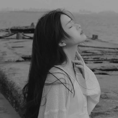 黑白女生微信头像(图113)