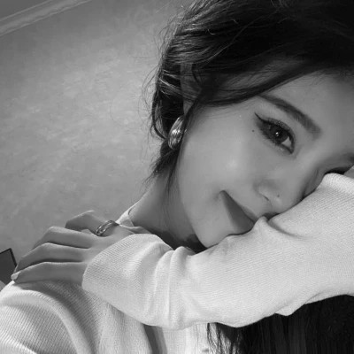 个性十足的黑白微信高清女头图片(图90)