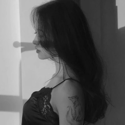 个性十足的黑白微信高清女头图片(图88)