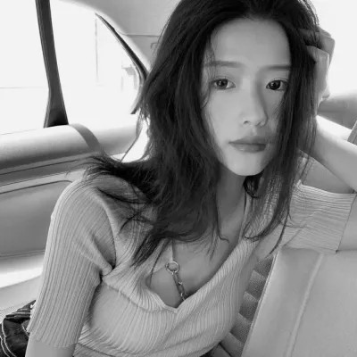 黑白女生微信头像(图106)