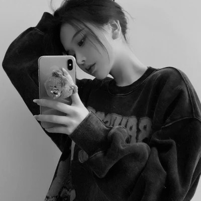 小众但大气的黑白ins风真人头像(图54)