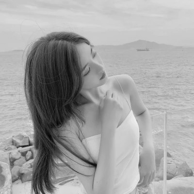 黑白女生微信头像(图59)
