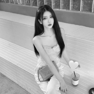 黑白女生微信头像(图54)