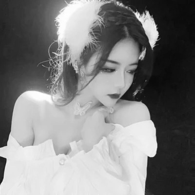 个性十足的黑白微信高清女头图片(图76)