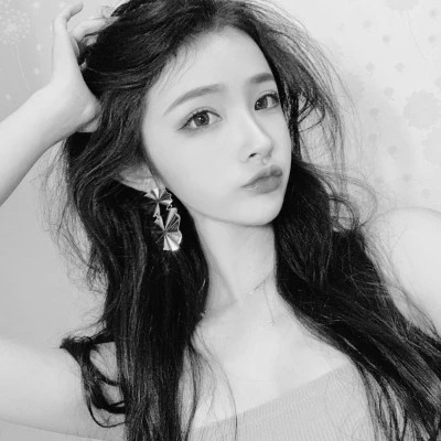 个性十足的黑白微信高清女头图片(图66)
