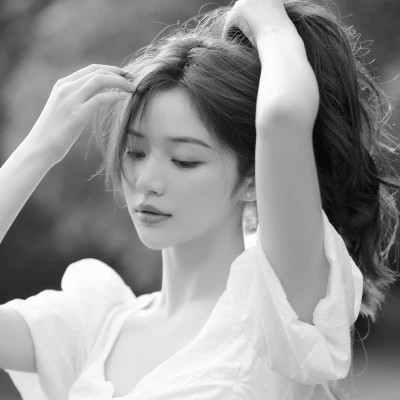 小众但大气的黑白ins风真人头像(图49)