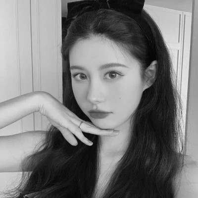 小众但大气的黑白ins风真人头像(图44)