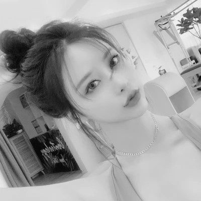 个性十足的黑白微信高清女头图片(图63)