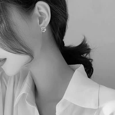 个性十足的黑白微信高清女头图片(图86)