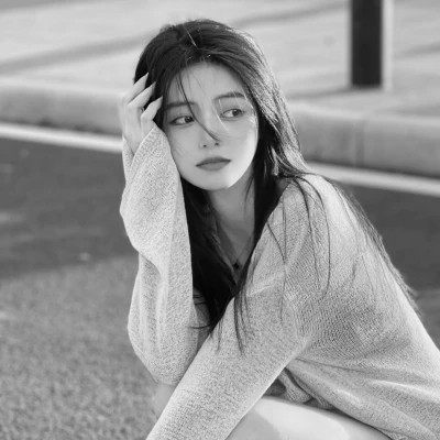 黑白女生微信头像(图112)