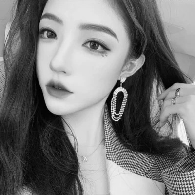 个性十足的黑白微信高清女头图片(图81)