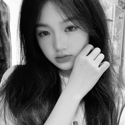 小众但大气的黑白ins风真人头像(图74)