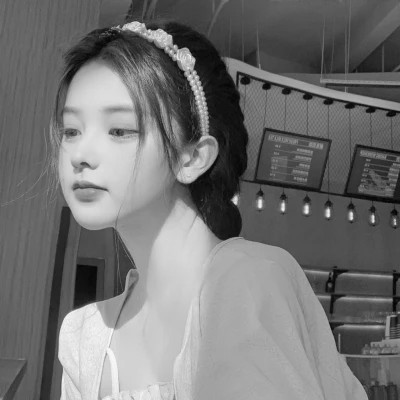 黑白女生微信头像(图85)