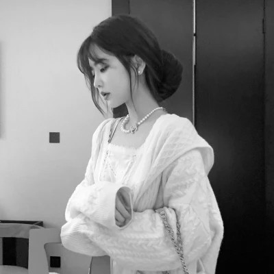黑白女生微信头像(图102)
