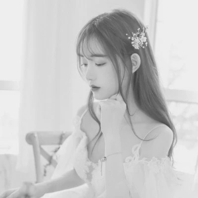 个性十足的黑白微信高清女头图片(图97)