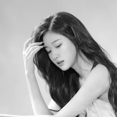 黑白女生微信头像(图78)