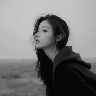 小众但大气的黑白ins风真人头像(图61)
