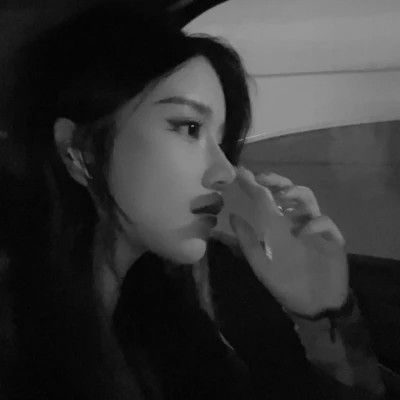 黑白女生微信头像(图87)