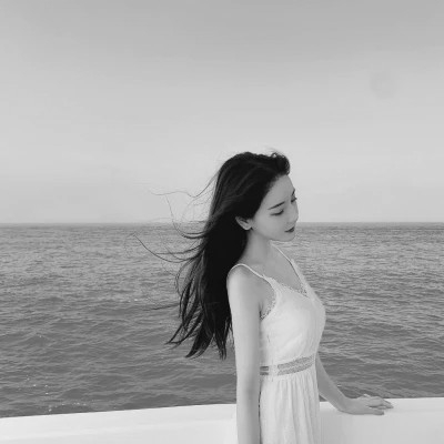个性十足的黑白微信高清女头图片(图110)